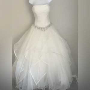 Gorgeous Demetrio Strapless Princess cut Wedding Gown